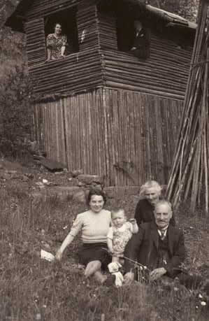 Groeltern mit Engel und Tochter Paula oben Tochter Elisabeth und Sohn Adolf