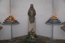 Kerzenkapelle vor der Kirche