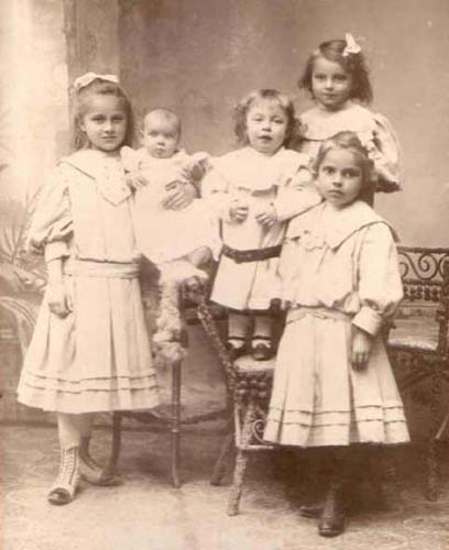 Notre pere, avec ses 4 soeurs ca.1908/09