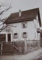 La maison de ses parents pour que le tournant du siecle environ (1900)
